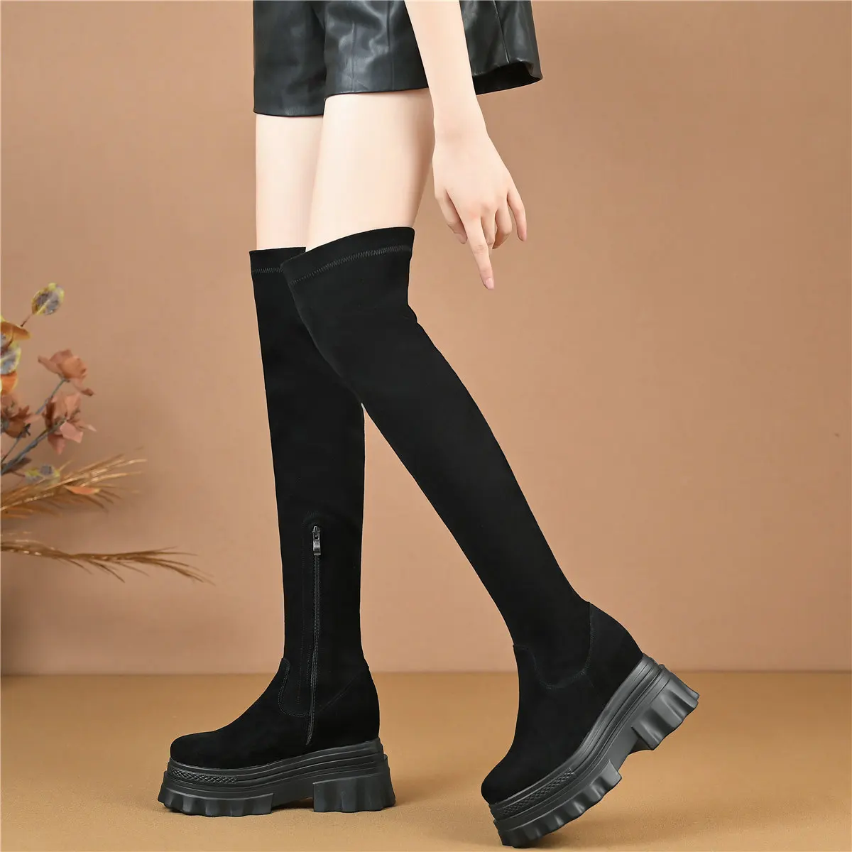Черни помпи обувки жени естествена кожа клинове висок ток над коляното високи ботуши женски кръг пръсти мода маратонки случайни обувки